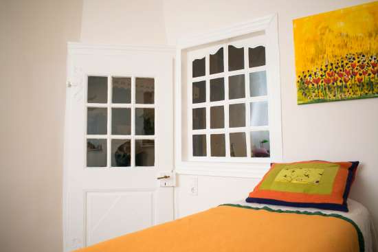 Raum mit Liege und Bild